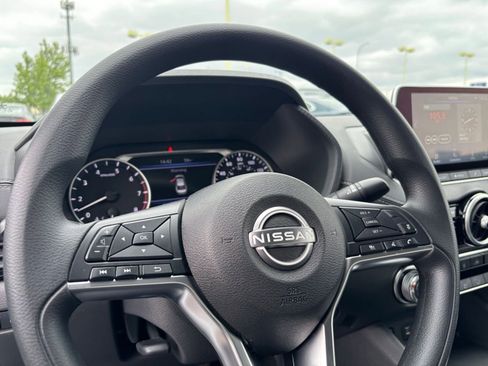 Used 2025 Nissan Sentra SV FWD image 25