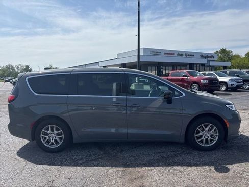 Used 2025 Chrysler Pacifica Select FWD image 16