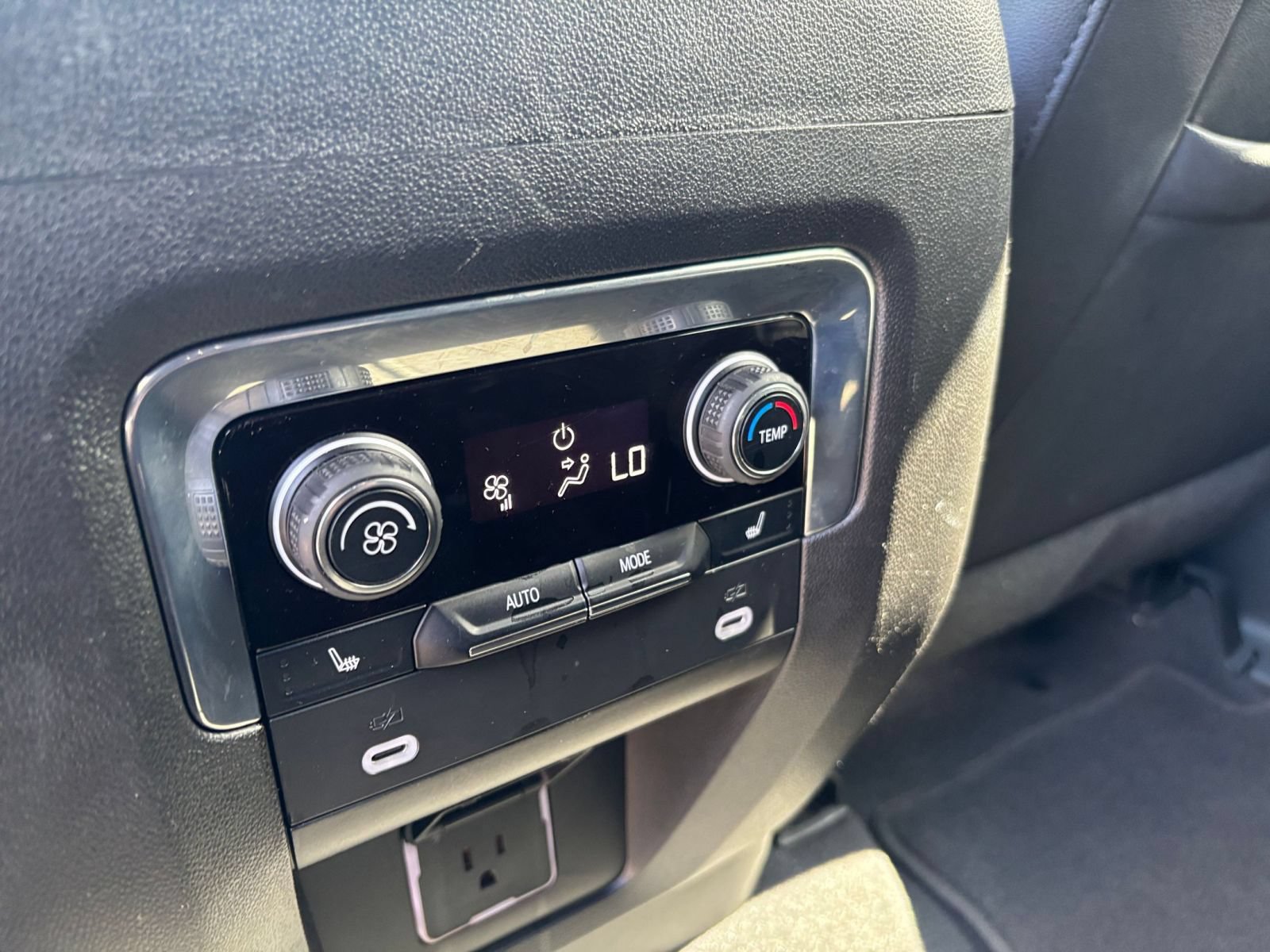 Used 2023 Chevrolet Tahoe Premier AWD/4WD image 26