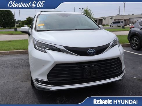 Used 2022 Toyota Sienna XLE w/ XLE Plus Package FWD image 4