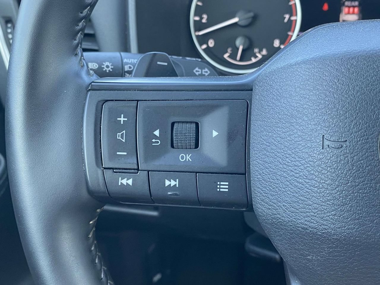 Used 2025 Nissan Rogue SV FWD image 29
