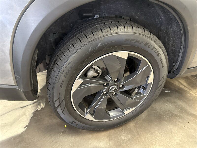 Used 2024 Nissan Rogue SV FWD image 13