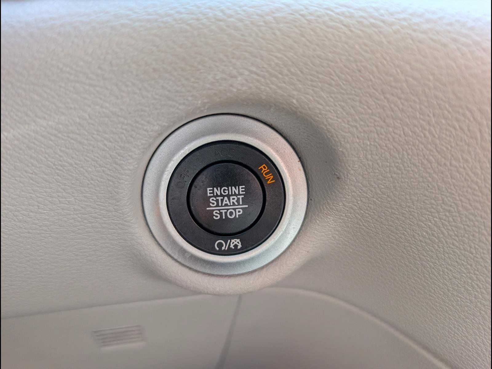 Used 2024 Chrysler Pacifica Touring-L FWD image 7