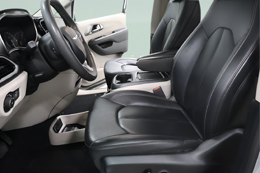 Used 2024 Chrysler Pacifica Touring-L FWD image 18