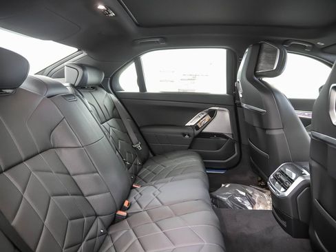 Used 2025 BMW i7 xDrive60 image 27