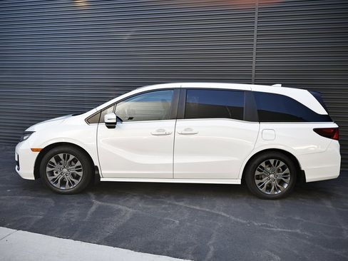 Used 2025 Honda Odyssey Touring image 4