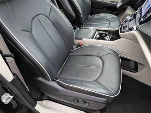 Used 2022 Chrysler Pacifica Limited w/ Uconnect Theater Family Group image 36