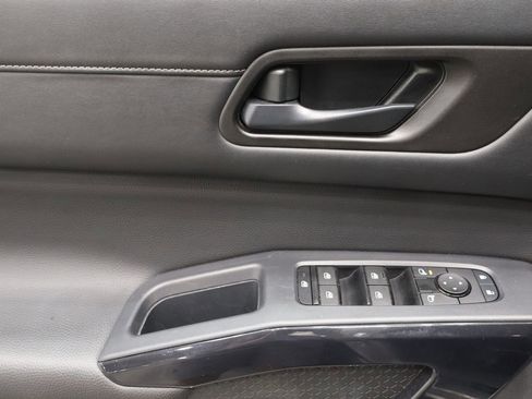 Used 2024 Nissan Pathfinder SV image 18