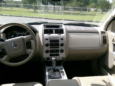 Used 2010 Mercury Mariner Premier image 4