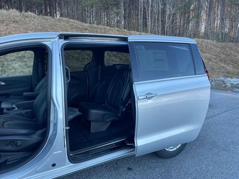 New 2026 Chrysler Pacifica Select image 21