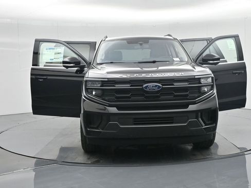 New 2025 Ford Expedition Active image 34