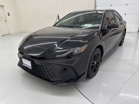Used 2025 Toyota Camry SE w/ Convenience Package AWD/4WD image 1