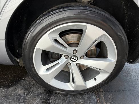 Used 2018 Bentley Bentayga Onyx Edition AWD/4WD image 41