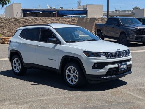 Used 2024 Jeep Compass Latitude AWD/4WD image 3