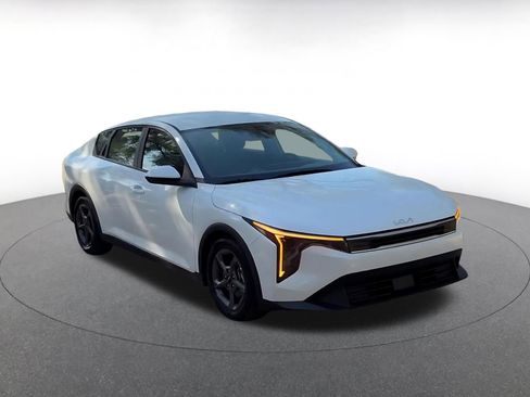 Used 2025 Kia K4 LXS image 3