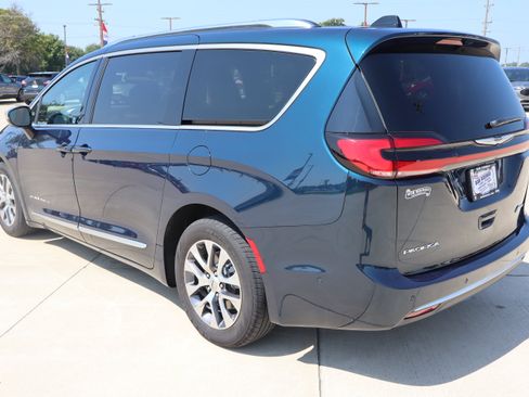 Used 2025 Chrysler Pacifica Pinnacle FWD image 7