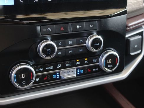 Used 2024 Ford Expedition Limited image 28