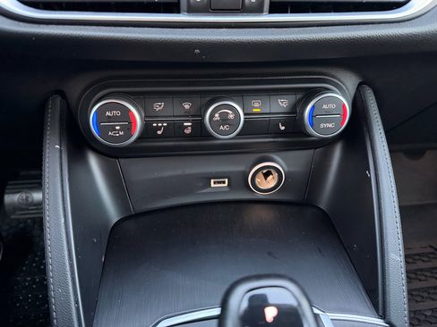 Used 2019 Alfa Romeo Stelvio AWD image 34