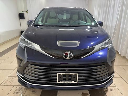 New 2026 Toyota Sienna Platinum image 8