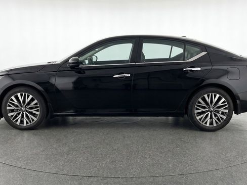 Used 2025 Nissan Altima 2.5 SV FWD image 5