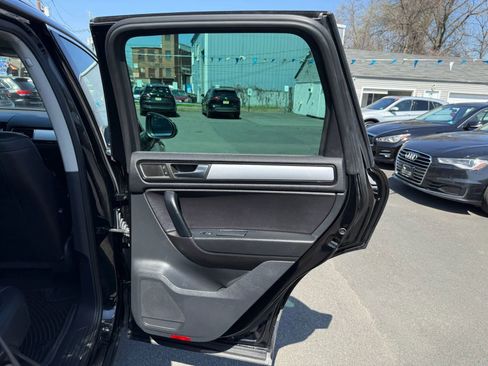 Used 2012 Volkswagen Touareg Sport image 45