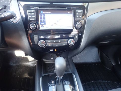 Used 2016 Nissan Rogue SV w/ SV Premium Package AWD/4WD image 4