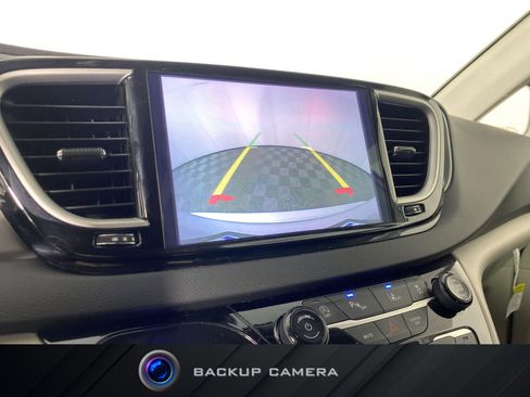 Used 2024 Chrysler Pacifica Touring-L image 4