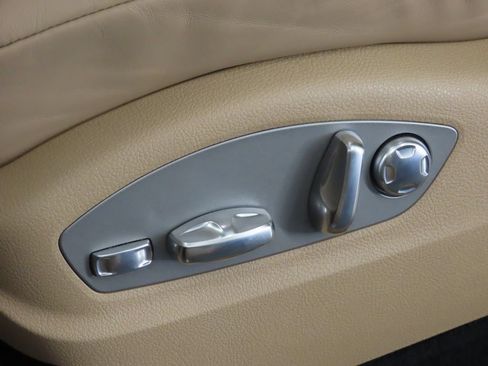 Certified 2025 Porsche Macan AWD/4WD image 41