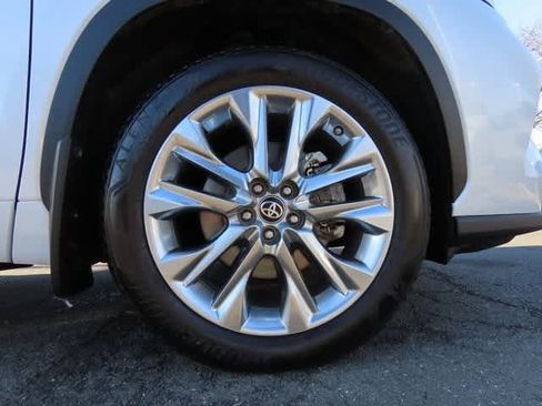 Used 2024 Toyota Highlander Limited image 9