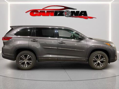 Used 2017 Toyota Highlander LE image 1