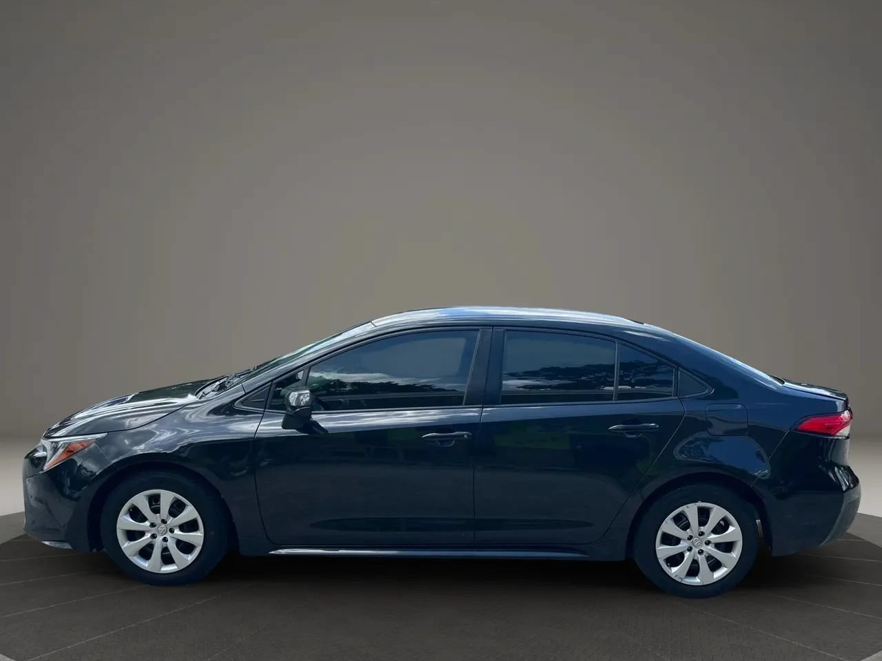 Used 2021 Toyota Corolla LE FWD image 4