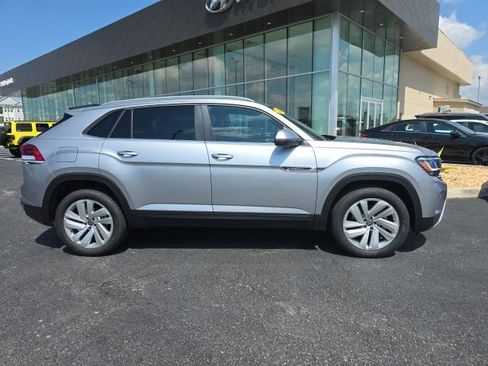 Used 2020 Volkswagen Atlas Cross Sport SE w/ Towing Package image 21