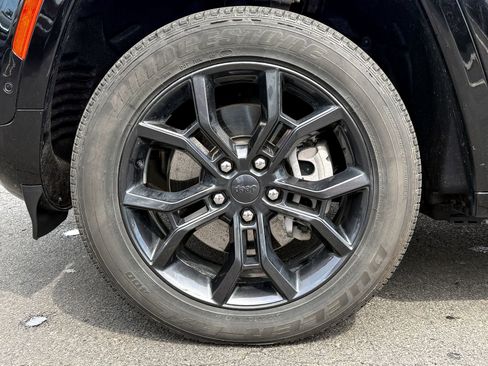 Used 2023 Jeep Grand Cherokee 30th Anniversary image 11