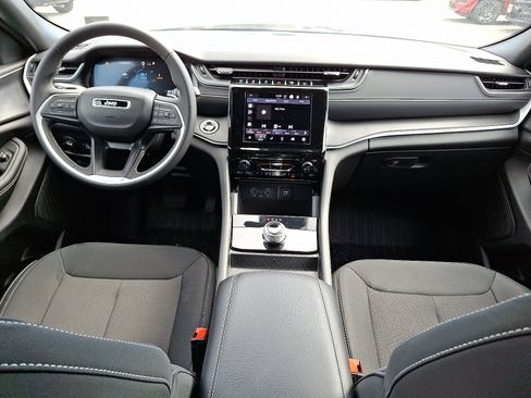 Used 2024 Jeep Grand Cherokee Laredo image 15