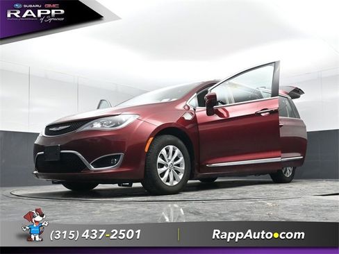 Used 2018 Chrysler Pacifica Touring-L image 32