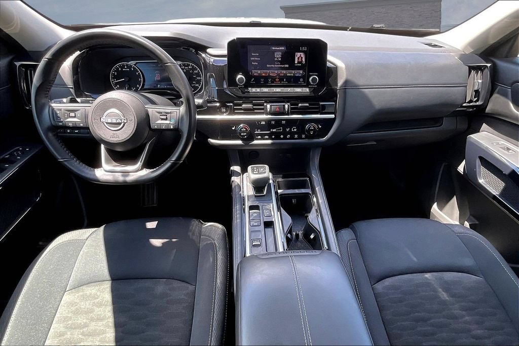 Used 2025 Nissan Pathfinder SV FWD image 7