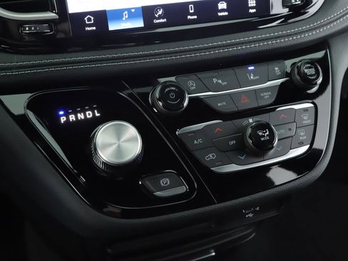 New 2026 Chrysler Pacifica Select image 14