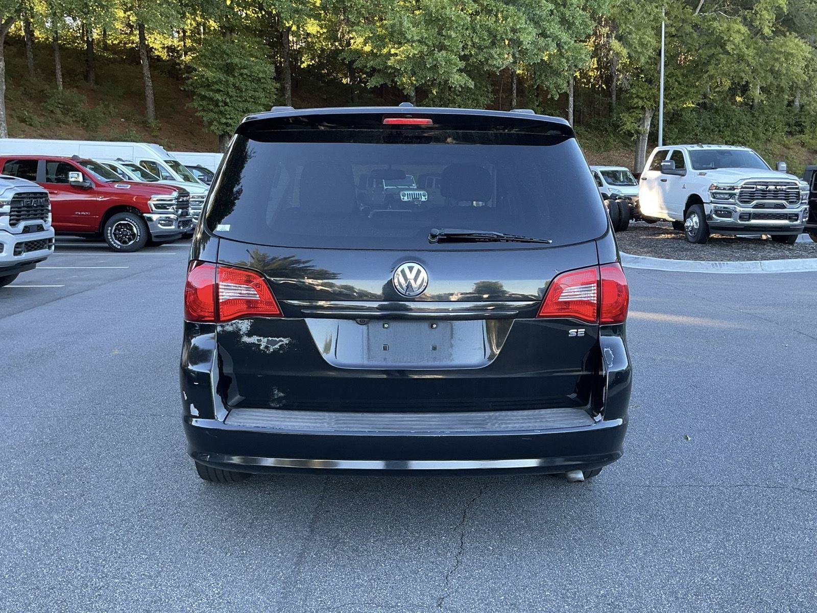 Used 2011 Volkswagen Routan SE FWD image 4