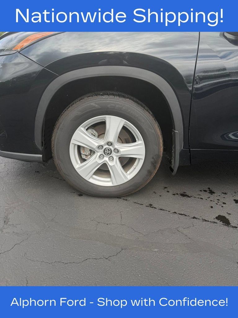 Used 2024 Toyota Highlander LE AWD/4WD image 2
