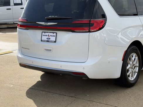 Used 2022 Chrysler Pacifica Touring-L w/ Uconnect Theater Family Group image 8