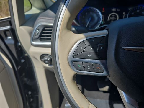 Used 2020 Chrysler Pacifica Limited image 16