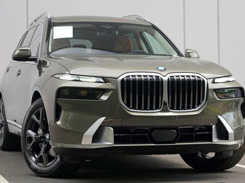 Used 2025 BMW X7 xDrive40i AWD/4WD image 4