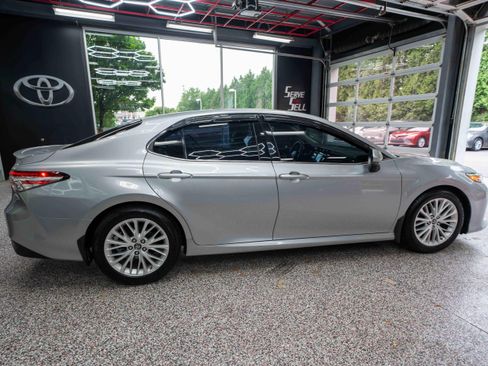 Used 2018 Toyota Camry XLE FWD image 4