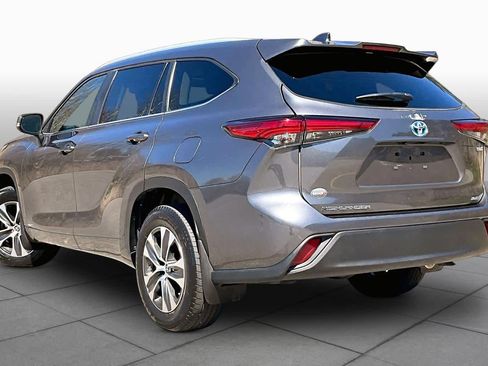 Used 2023 Toyota Highlander XLE AWD/4WD image 12