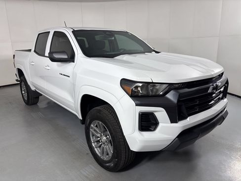 Used 2025 Chevrolet Colorado LT w/ Advanced Trailering Package AWD/4WD image 3
