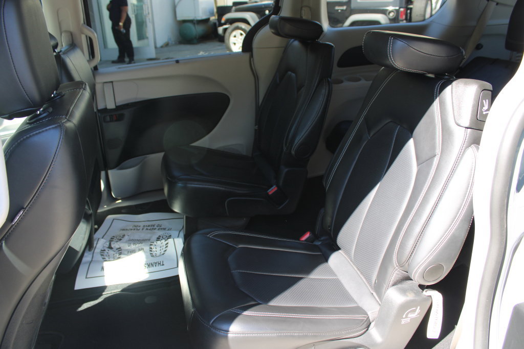 Used 2024 Chrysler Pacifica Touring-L FWD image 17