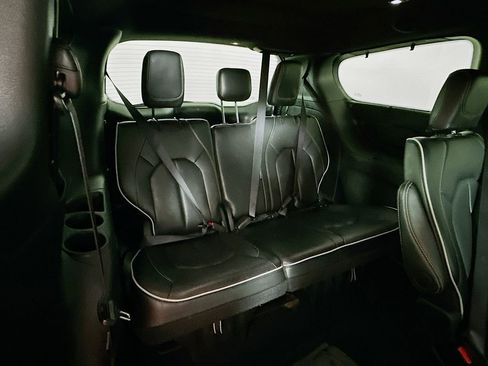Used 2025 Chrysler Pacifica Limited image 36