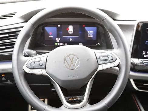 Used 2025 Volkswagen Atlas Peak Edition SE AWD/4WD image 21