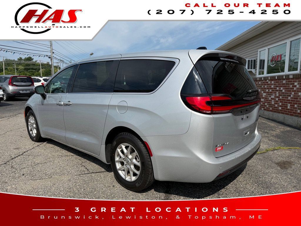 Used 2023 Chrysler Pacifica Touring-L FWD image 5