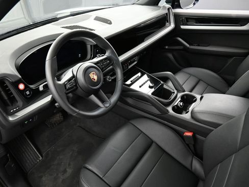Certified 2025 Porsche Cayenne image 4